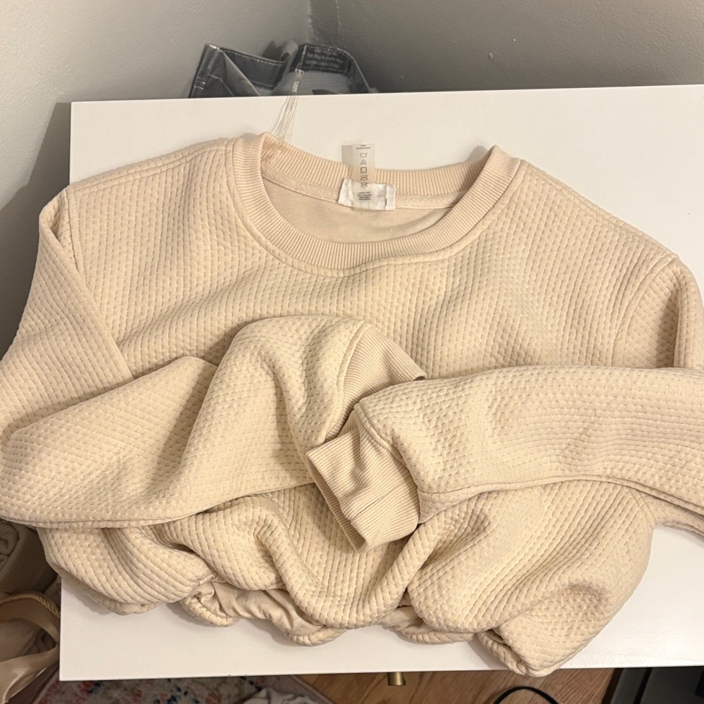 BOBBLES AND LACE BUBBLE HEM CROP SWEATSHIRT